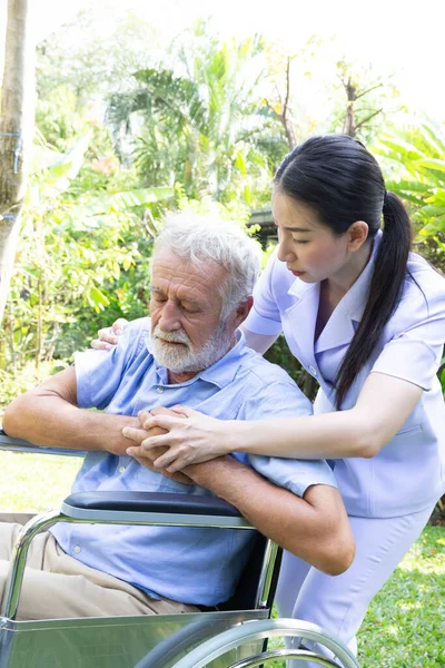 Yaşlı Bir Emeklinin Kalp Krizi Geçirdiği Sırada Bir Bahçede Hemşire — Stok fotoğraf