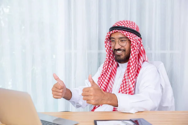 아라비아 사업가들은 미소를 사무실에 컴퓨터 공책으로 행복하게 메시지를 보낸다 — 스톡 사진