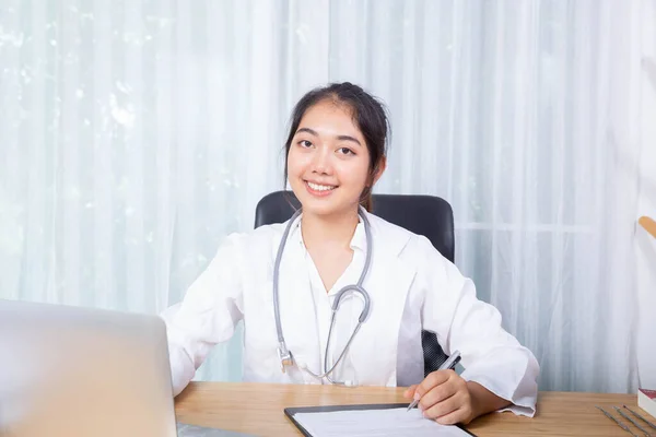 Mujer Médico Sentarse Escritorio Oficina Centran Trabajo Ordenador Portátil Sonreír —  Fotos de Stock