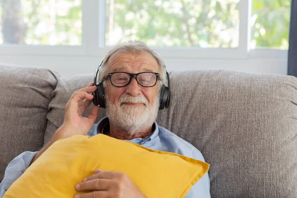 Senior Retiro Hombre Escuchar Música Usando Auriculares Sentirse Feliz Casa — Foto de Stock