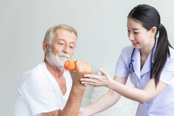 Rentner Beim Kurzhantel Fitnesstraining Mit Physiotherapeut — Stockfoto