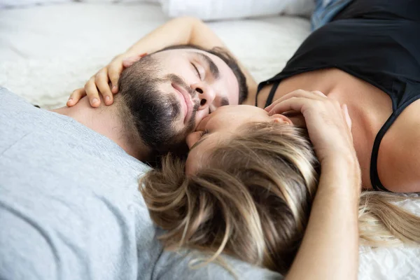 Härligt Lyckliga Par Kärlek Leende Och Kyssa Varandra Sängen Sovrummet — Stockfoto
