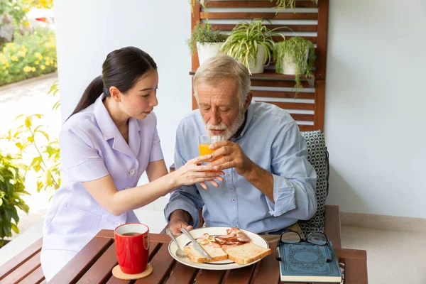 Infirmière Aider Homme Âgé Prendre Petit Déjeuner Ensemble — Photo