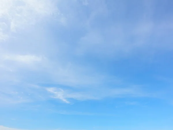 Fantastische Zachte Witte Wolken Tegen Blauwe Lucht — Stockfoto