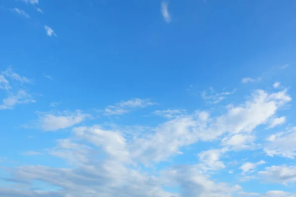 青い空に対する幻想的な柔らかい白い雲 — ストック写真