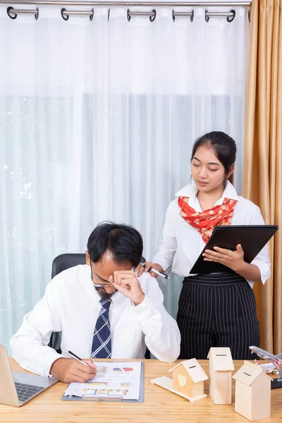 Ein Geschäftsmann Frisiert Sein Geschäft Während Seine Weibliche Assistentin Ihn — Stockfoto