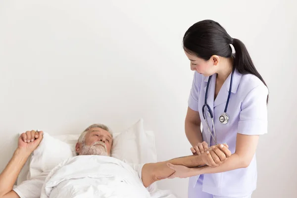 Verpleegster Met Stethoscoop Bezoekt Senior Man Controleert Zijn Hartslag Zijn — Stockfoto