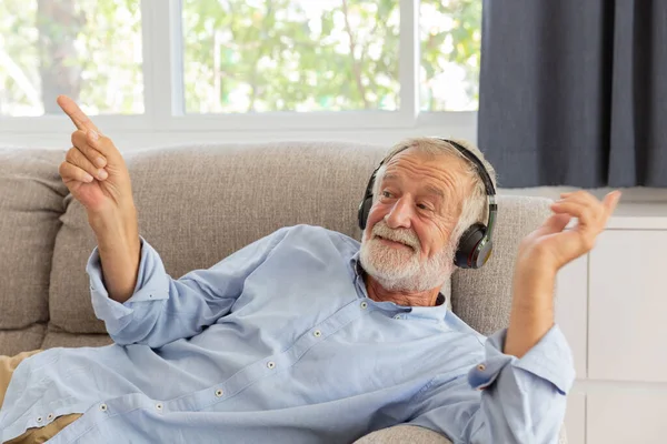 Senior Retiro Hombre Escuchar Música Usando Auriculares Sentirse Feliz Casa — Foto de Stock