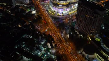 Bangkok şehri ve gece vakti yol trafiğinin hava görüntüsünün zamanlaması