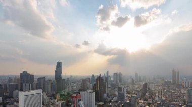 Bangkok 'un iş merkezinin zamanı ve güneş ışınlarıyla bulutlar geçip gidiyor.