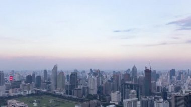 Bangkok şehir merkezi ve yol trafiği üzerindeki hava görüntüsünün günbegün bozulması