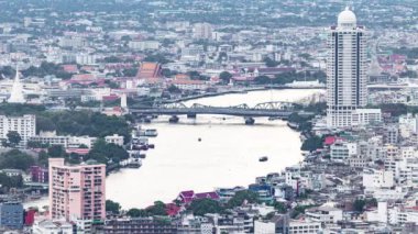 Chao Phraya Nehri ve Phra Pok Klao Köprüsü üzerindeki Bangkok şehrinin hava görüntüsü.