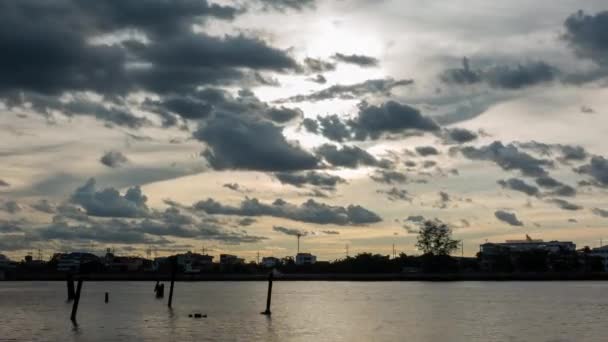 バンコク前のチャオプラヤ川との夕空のタイムラプスタイ — ストック動画