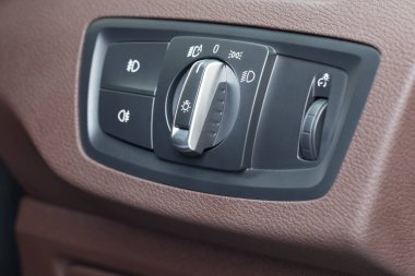 Arabanın lambasını kapat.