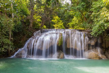 Erawan şelalesinin çok yakınında, Tayland 'da güzel bir tropikal şelale.