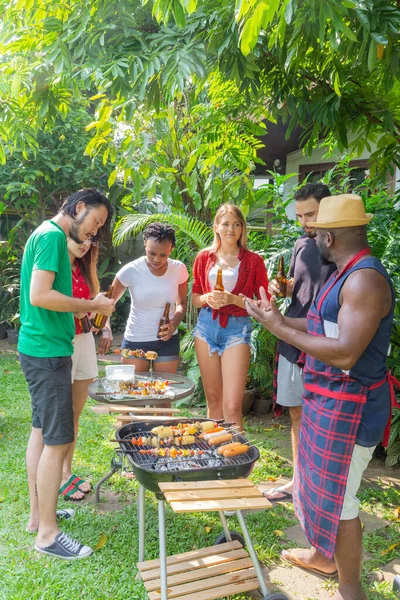 Gruppe Von Freunden Hat Spaß Und Freude Bei Grillparty Hinterhof — Stockfoto