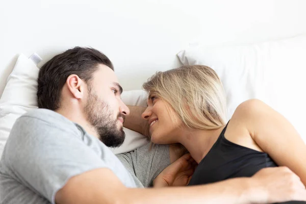 Junge Süße Pärchen Umarmen Und Schlafen Zusammen Bett — Stockfoto