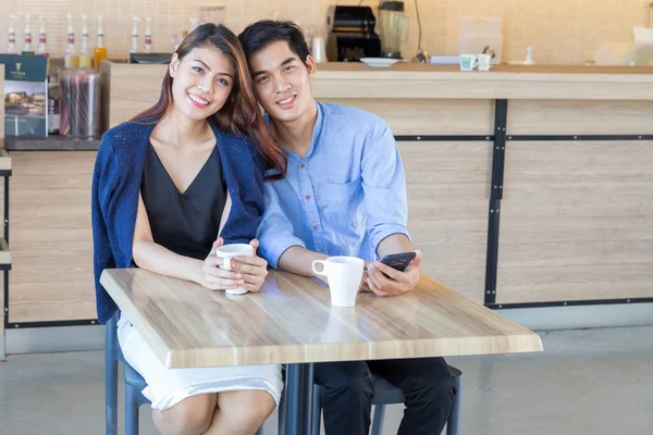 Couple Adorable Dans Café — Photo