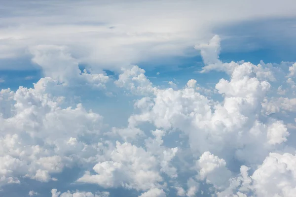 蓝天的云彩从飞机窗上升起 — 图库照片