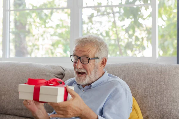 Senior Pensionering Man Blij Met Zijn Verrassing Verjaardagscadeau Bank Zijn — Stockfoto