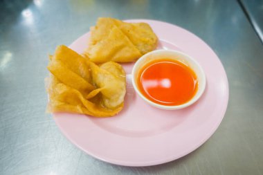 Çin restoranında kızartılmış wonton.