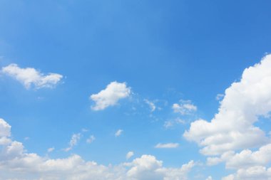 Mavi gökyüzüne karşı fantastik yumuşak beyaz bulutlar