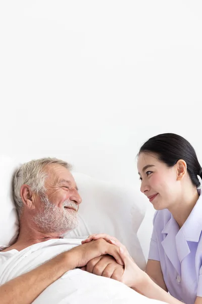 Krankenschwester Pflegt Älteren Mann Der Bett Liegt — Stockfoto