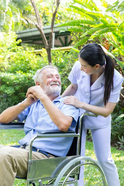 Eine Krankenschwester Pflegt Einen Senioren Rollstuhl Seinem Garten Hause — Stockfoto