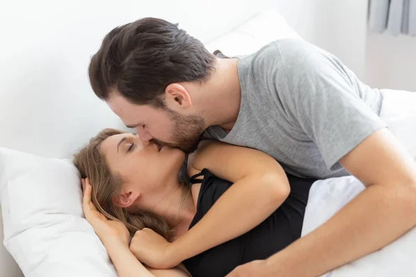 Vit Par Kyss Sängen Sovrummet — Stockfoto