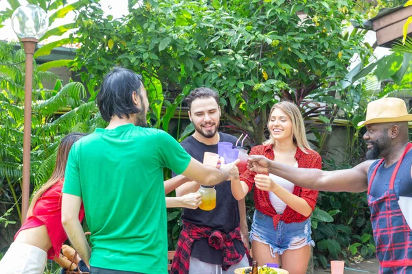 Група Друзів Розважаються Щасливі Вечірці Барбекю Домашньому Подвір — стокове фото