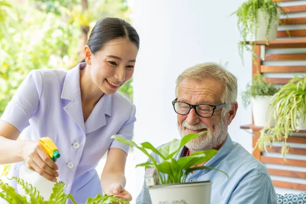 Senior Pensionering Man Verpleegster Zijn Water Geven Aan Een Kleine — Stockfoto