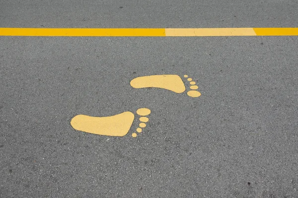 Желтый Символ Ноги Тропинки Дороге — стоковое фото