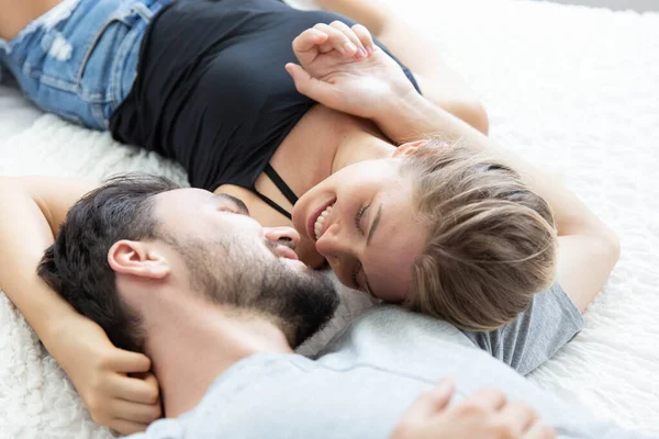 Preciosa Pareja Feliz Amor Sonrisa Besarse Cama Dormitorio — Foto de Stock