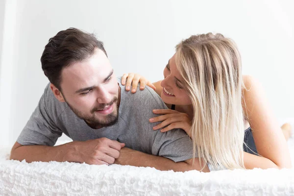 Ein Paar Bett Blickt Die Kamera Und Lächelt Mit Glücklichem — Stockfoto