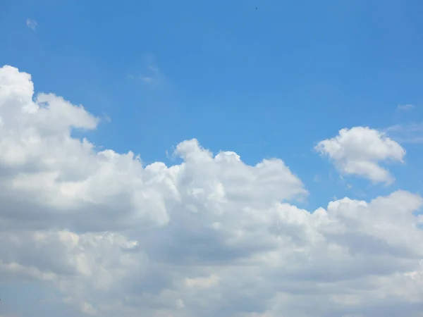 Traumhaft Weiche Weiße Wolken Vor Blauem Himmel — Stockfoto