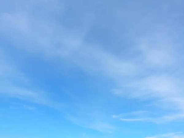 Fantastiques Nuages Blancs Doux Contre Ciel Bleu — Photo