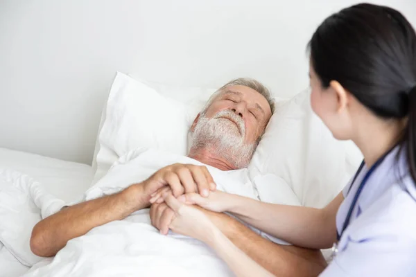 Krankenschwester Pflegt Älteren Mann Der Bett Schläft — Stockfoto