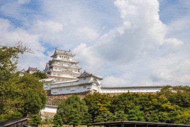 Japonya 'nın bulutlu güneşli gününde Himeji Kalesi