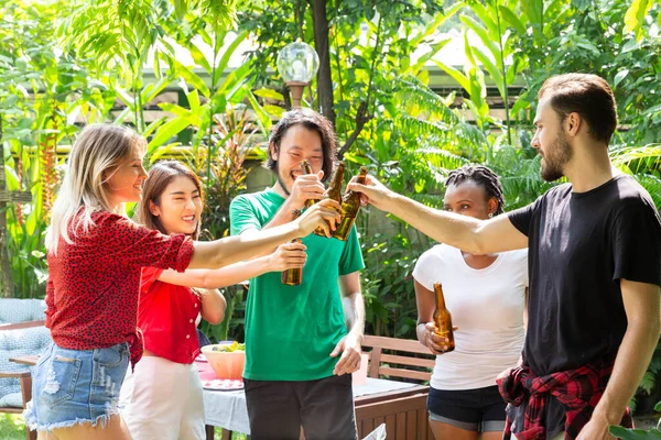 Grupo Amigos Divertindo Feliz Festa Churrasco Quintal Casa — Fotografia de Stock