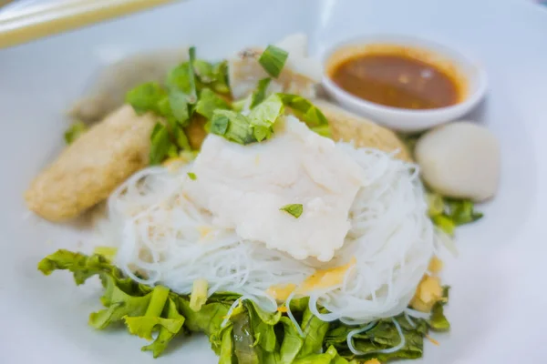 魚と魚のボールを閉じアジア風の麺 — ストック写真