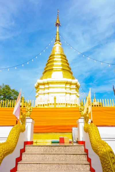 タイ北部 チェンマイで最も有名な寺院であるドイ サテプ寺院 — ストック写真