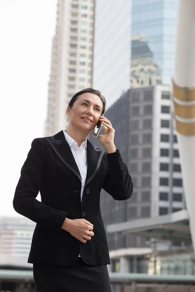 Extraanställd Affärskvinna Talar Sin Mobiltelefon Sitt Företag Gatan Staden Med — Stockfoto