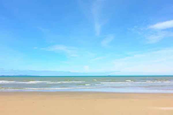 Piękna Tropikalna Plaża Piaskiem Błękitnym Niebem — Zdjęcie stockowe