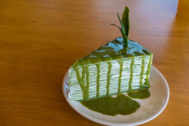 Yeşil çay, beyaz tabakta krep.