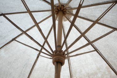 Güneşli bir günde beyaz açık şemsiye