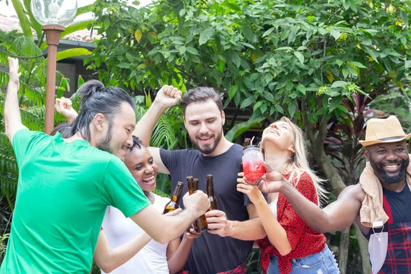 Gruppe Von Freunden Hat Spaß Und Freude Bei Grillparty Hinterhof — Stockfoto