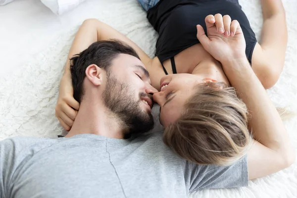 Preciosa Pareja Feliz Amor Sonrisa Besarse Cama Dormitorio — Foto de Stock