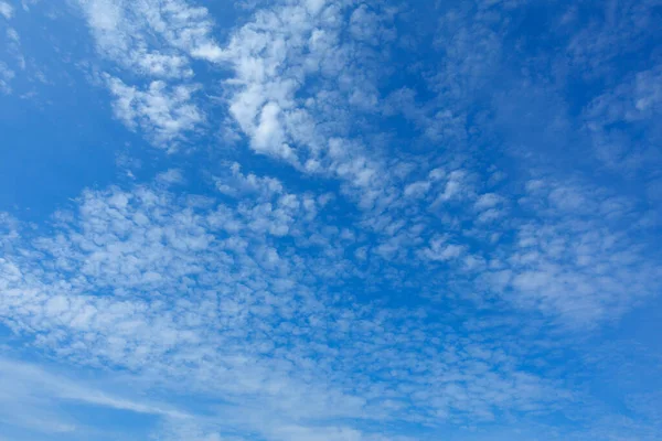 Blauwe Lucht Met Verspreide Wolken — Stockfoto