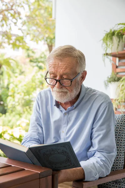 Retraite Homme Heureux Livre Lecture Maison — Photo