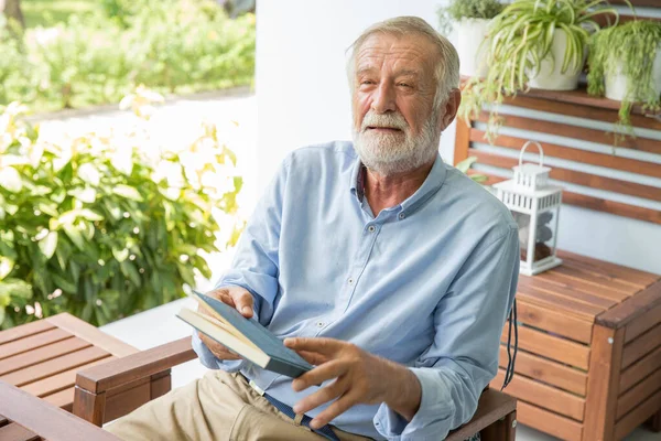 Senior Retiro Hombre Feliz Lectura Libro Casa — Foto de Stock